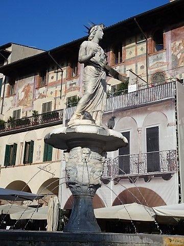 Brunnen der Madonna von Verona auf der Piazza Delle Erbe