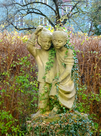 Kinderstatuen im Garten der Stille der Borstei München