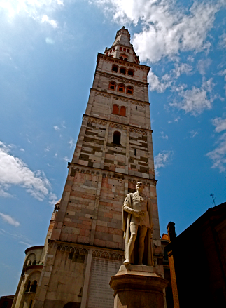 Ghirlandina - der Glockenturm vom Dom zu Modena