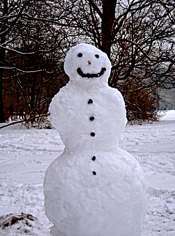 Schneemann im winterlichen Englischen Garten
