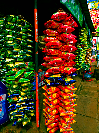 Chipstüten am Straßenshop in Dambulla