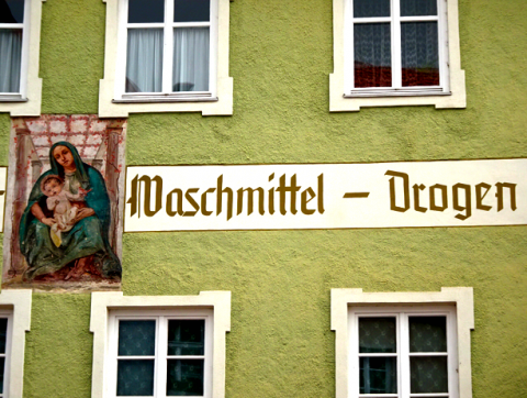 Waschmittel/Drogen-Geschäftsfassade in der Füssener Altstadt