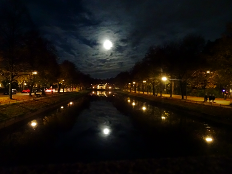 Auffahrtsalleen und Kanal beim Schloss Nymphenburg in der Nacht