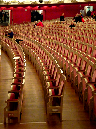 Stuhlreihen im Nationaltheater der Bayerischen Staatsoper