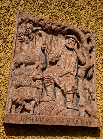 Relief an der Außenfassade der Borstei
