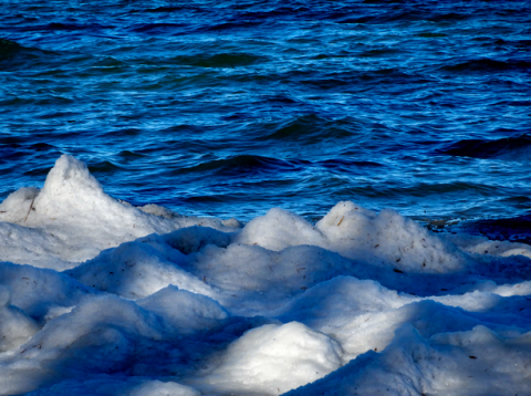 Verschneites Ufer bei Seeshaupt am Starnberger See