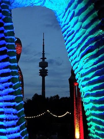 Blick vom Sommertollwood auf den Münchner Fernsehturm
