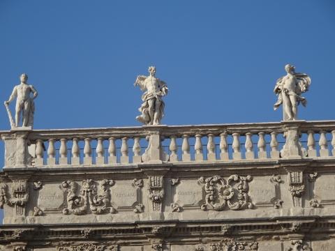 Dachstatuen am Piazza delle Erbe