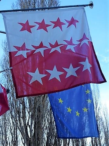 Flaggen-Sternenmix: Walliser Fahne und EU-Banner