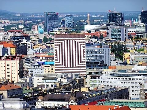 Blick auf die Fassade des Hotel Kyiv in Bratislava 