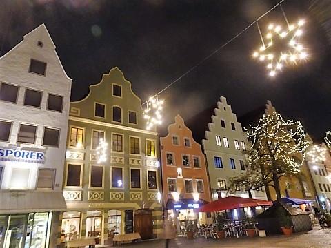 Weihnachtliche Theresienstraße in Ingolstadts Altstadt