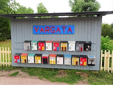 Gesammelte Briefkästen der Bewohner von Vargata auf Vårdö