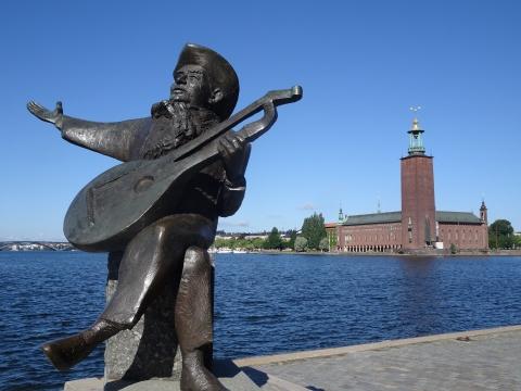 Statue des schwedischen Dichters und Songwriters Evert Taube vorm Stadshus Stockholm