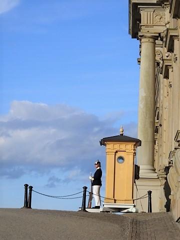 Wache vorm Königlichen Schloss in Stockholm