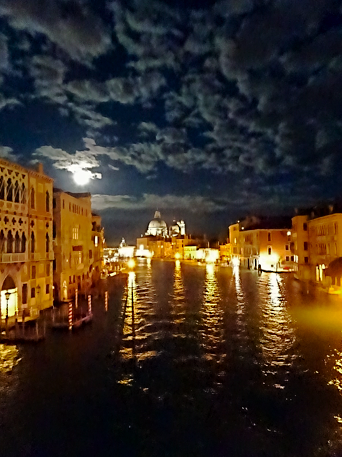 Nachtansicht von der Academia-Brücke in Venedig